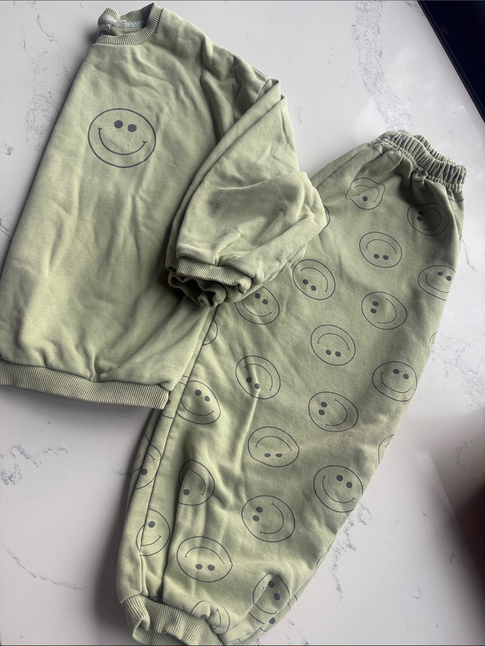 Indy and Pippa Smiley Jogger Set sweatshirt and sweatpants Green Color Size 6T - Picture 2 of 10